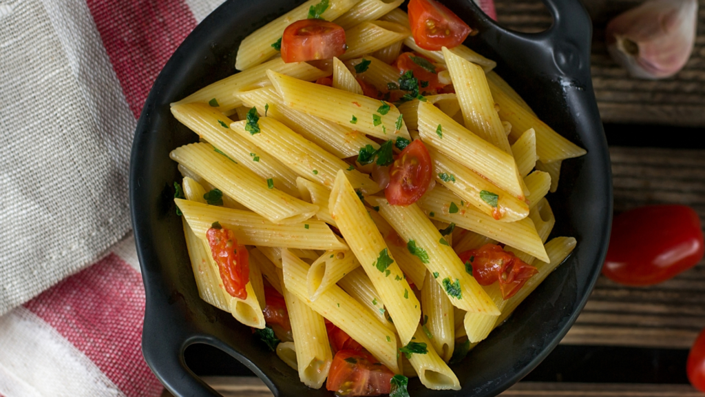 One-pot pasta with tomato and garlic